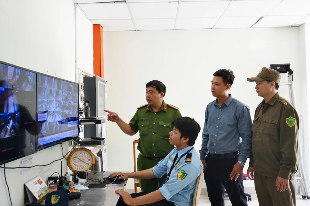 Camera giám sát được lắp đặt tại nhiều khu vực trọng điểm, giúp lực lượng chức năng theo dõi, kịp thời phát hiện, xử lý các hành vi vi phạm liên quan đến ma túy. z7708345506751_6fd83cc495574171fd737867d979c434.jpg