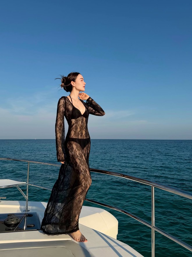 Bí quyết mặc bikini kín đáo mà vẫn nổi bật khi đi biển mùa hè- Ảnh 2. Bí quyết mặc bikini kín đáo mà vẫn nổi bật khi đi biển mùa hè- Ảnh 2.