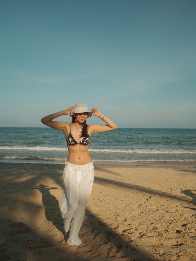 Bí quyết mặc bikini kín đáo mà vẫn nổi bật khi đi biển mùa hè- Ảnh 6. Bí quyết mặc bikini kín đáo mà vẫn nổi bật khi đi biển mùa hè- Ảnh 6.