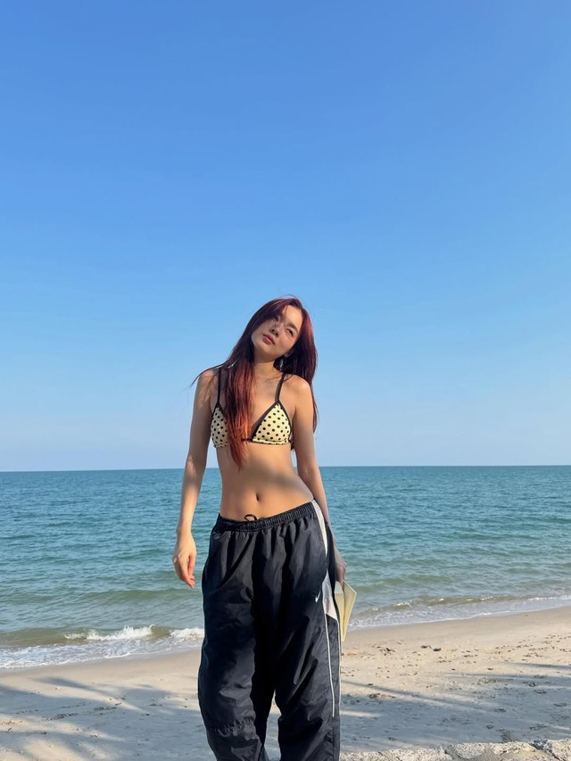 Bí quyết mặc bikini kín đáo mà vẫn nổi bật khi đi biển mùa hè- Ảnh 8. Bí quyết mặc bikini kín đáo mà vẫn nổi bật khi đi biển mùa hè- Ảnh 8.