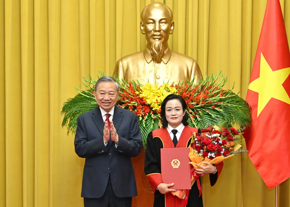 Tổng Bí thư, Chủ tịch nước Tô Lâm trao Quyết định bổ nhiệm bà Nguyễn Hải Trâm, Thẩm phán TAND Tối cao, giữ chức Phó Chánh án TAND Tối cao. Ảnh: NHÂN DÂN ba-nguyen-hai-tram-duoc-bo-nhiem-giu-chuc-vu-pho-chanh-an-tand-toi-cao-1.jpg