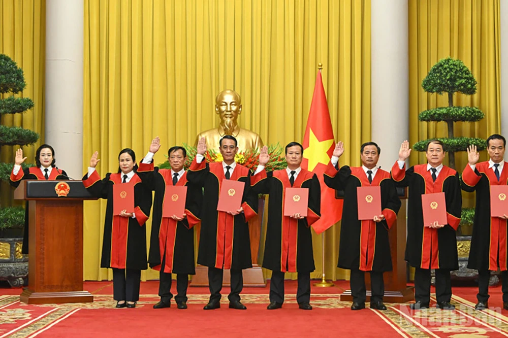 Bà Nguyễn Hải Trâm (ngoài cùng bên trái), Thẩm phán TAND Tối cao, Phó Chánh án TAND Tối cao cùng các cán bộ được bổ nhiệm tuyên thệ tại buổi lễ. Ảnh: NHÂN DÂN ba-nguyen-hai-tram-duoc-bo-nhiem-giu-chuc-vu-pho-chanh-an-tand-toi-cao-2.jpg