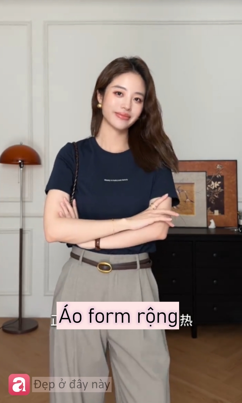 Hè này, áo thun không còn “bình thường”: 5 kiểu mặc lên là thấy gọn gàng, tinh tế ngay lập tức- Ảnh 5.