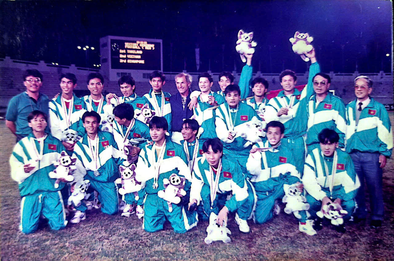 Không còn nữa người khơi nguồn đổi mới cho bóng đá TP.HCM - Ảnh 2. Không còn nữa người khơi nguồn đổi mới cho bóng đá TP.HCM - Ảnh 2.