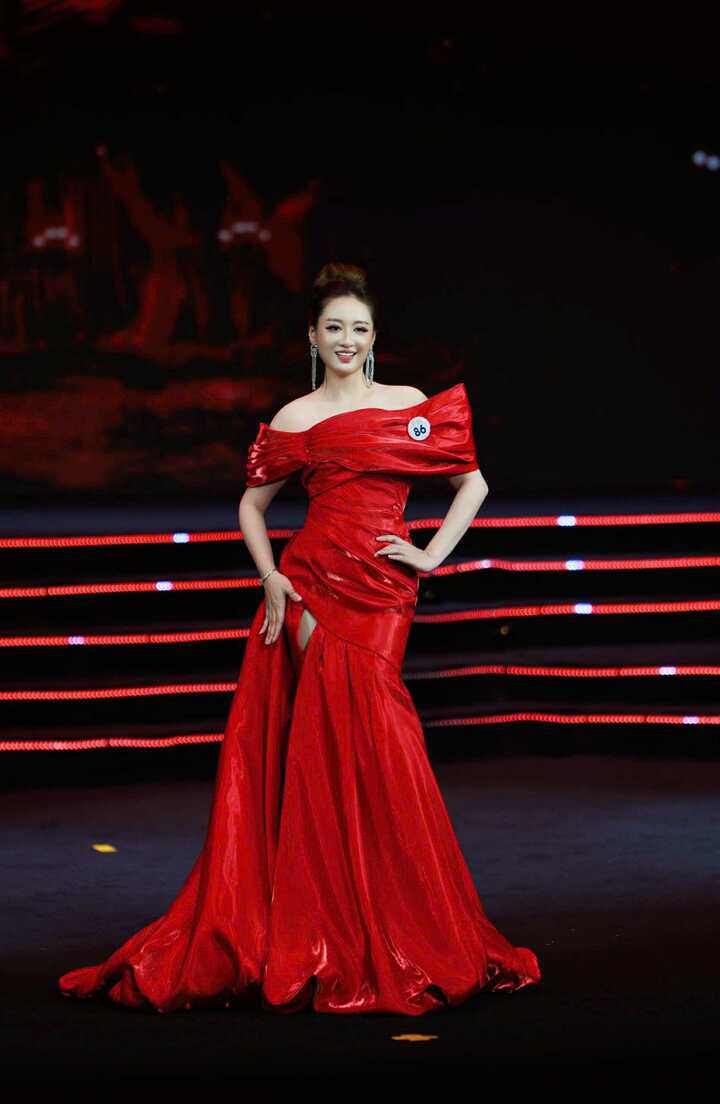 Hải Vân sở hữu nền tảng học vấn ấn tượng, thông thạo nhiều ngoại ngữ.