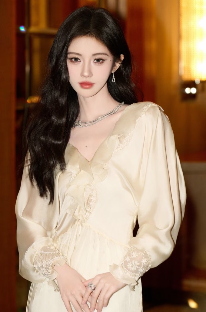 6 thói quen giữ làn da trắng như trứng gà bóc của Cúc Tịnh Y 3 Nữ diễn viên sinh năm 1994 giữ làn da trắng mịn không tỳ vết nhờ làm sạch đúng cách, dưỡng ẩm nhiều lớp.