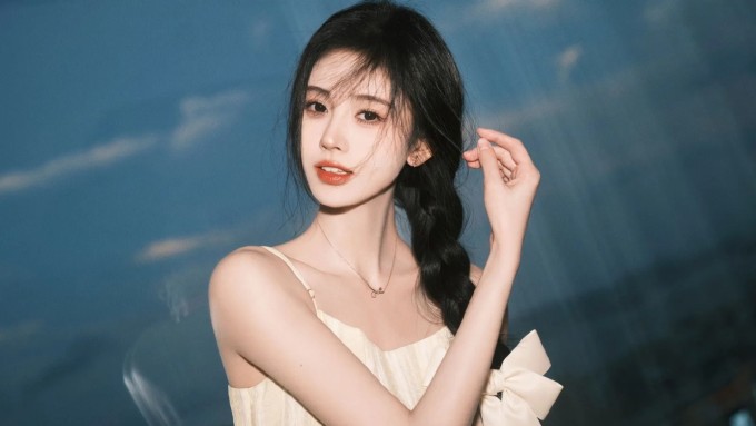 6 thói quen giữ làn da trắng như trứng gà bóc của Cúc Tịnh Y 4 Làn da trắng mịn đều màu giúp Cúc Tịnh Y giữ được hình ảnh trẻ trung, mong manh đặc trưng.