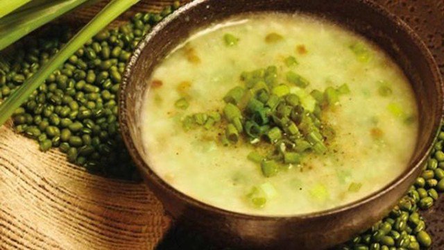 Cháo đậu xanh là món ăn bổ dưỡng giải độc gan rất tốt.