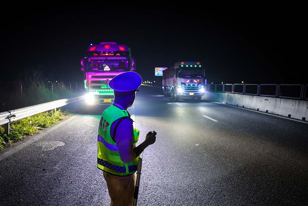Mối nguy dừng xe trên cao tốc- Ảnh 4.