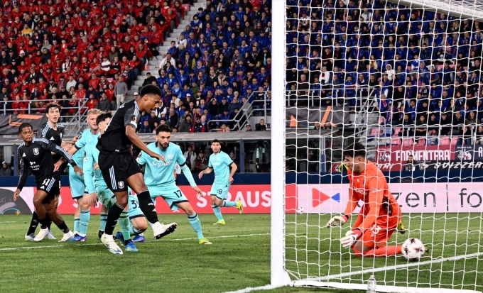 Watkins (áo đen) ghi bàn ở lượt đi tứ kết Europa League trên sân Stadio Renato Dall’Ara, Bologna, Italy hôm 9/4. Ảnh: Reuters