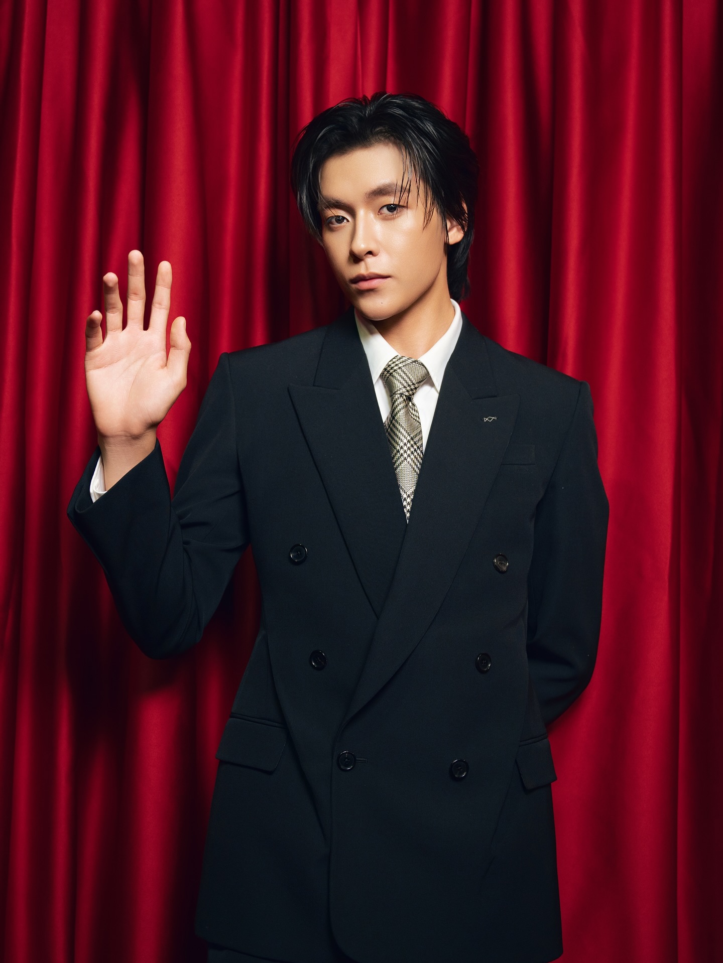 Khó hiểu cặp đôi Vbiz 5 lần 7 lượt phủ nhận 