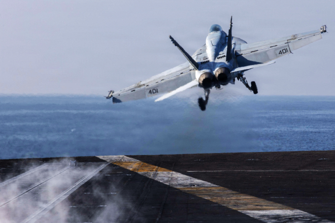 Tiêm kích F/A-18E Super Hornet cất cánh từ tàu sân bay USS Abraham Lincoln trong chiến dịch Cơn Thịnh nộ Kinh hoàng ngày 28/2. Ảnh: AFP