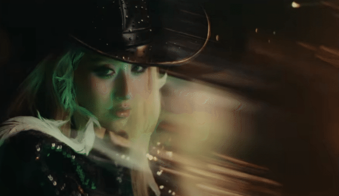 1775783062 718 Quynh Anh Shyn het ga het so fashionista lam MV