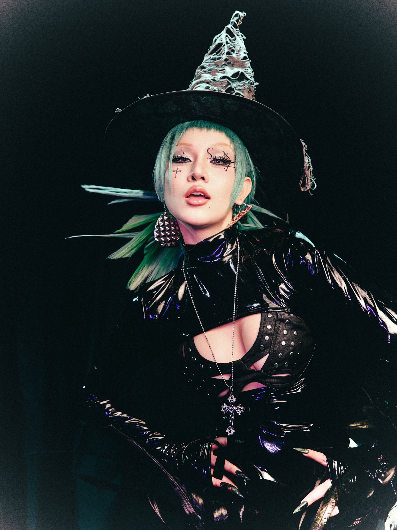 1775783077 601 Quynh Anh Shyn het ga het so fashionista lam MV