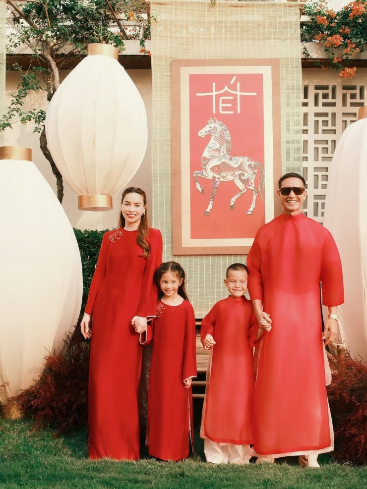 Hồ Ngọc Hà phối đồ cho các con.