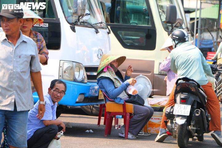 1775785457 568 Nang nhu ‘chao lua nguoi lao dong mien Trung vat