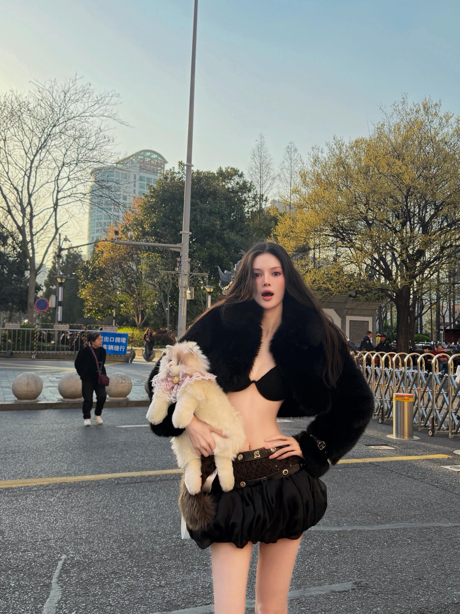 Nghìn tim cho bức ảnh cô gái Việt có gương mặt búp bê, vóc dáng như ma-nơ-canh bị bỏ quên trên phố Thượng Hải- Ảnh 2.