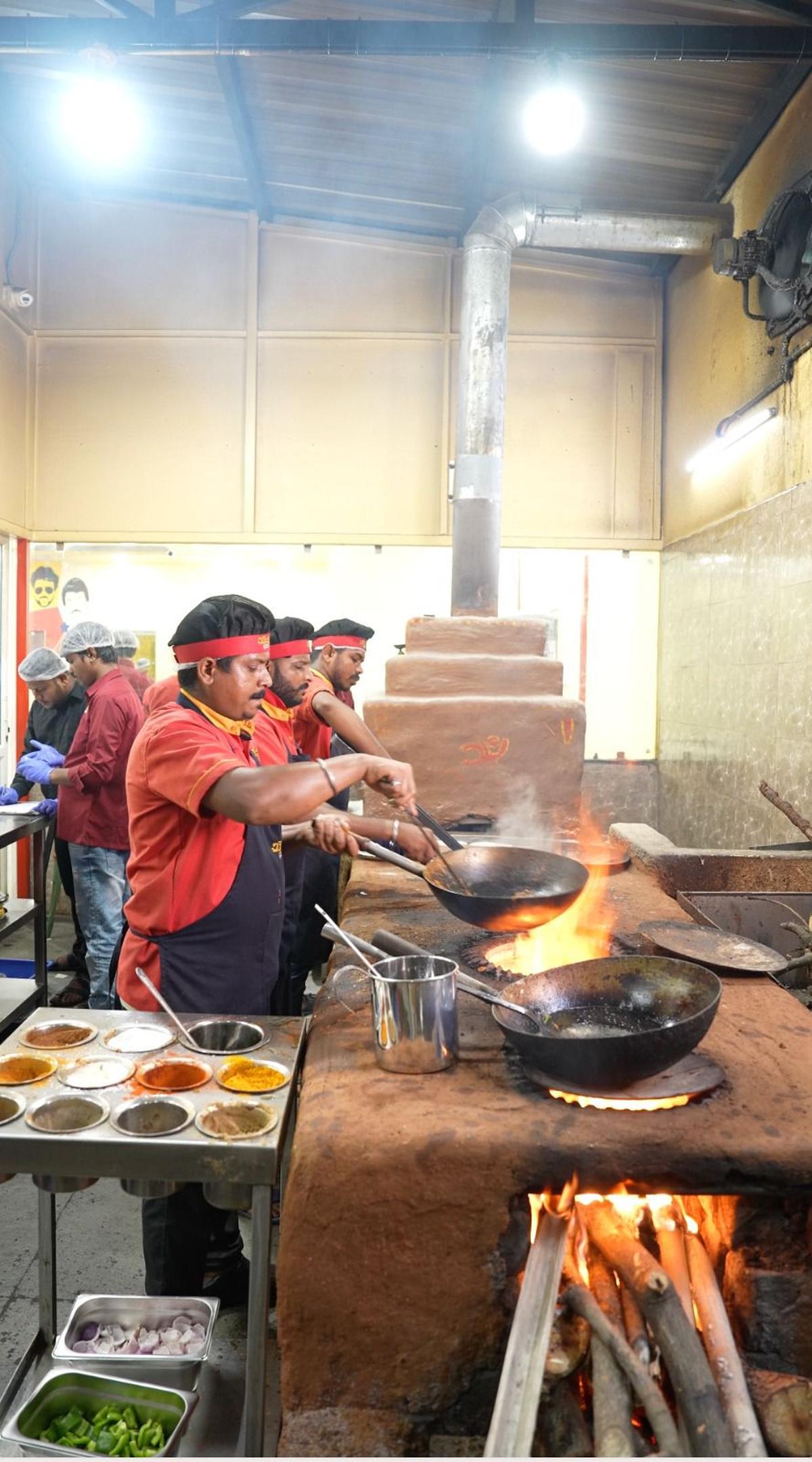 Cảnh tượng chưa từng thấy ở Ấn Độ: Khắp đường phố 