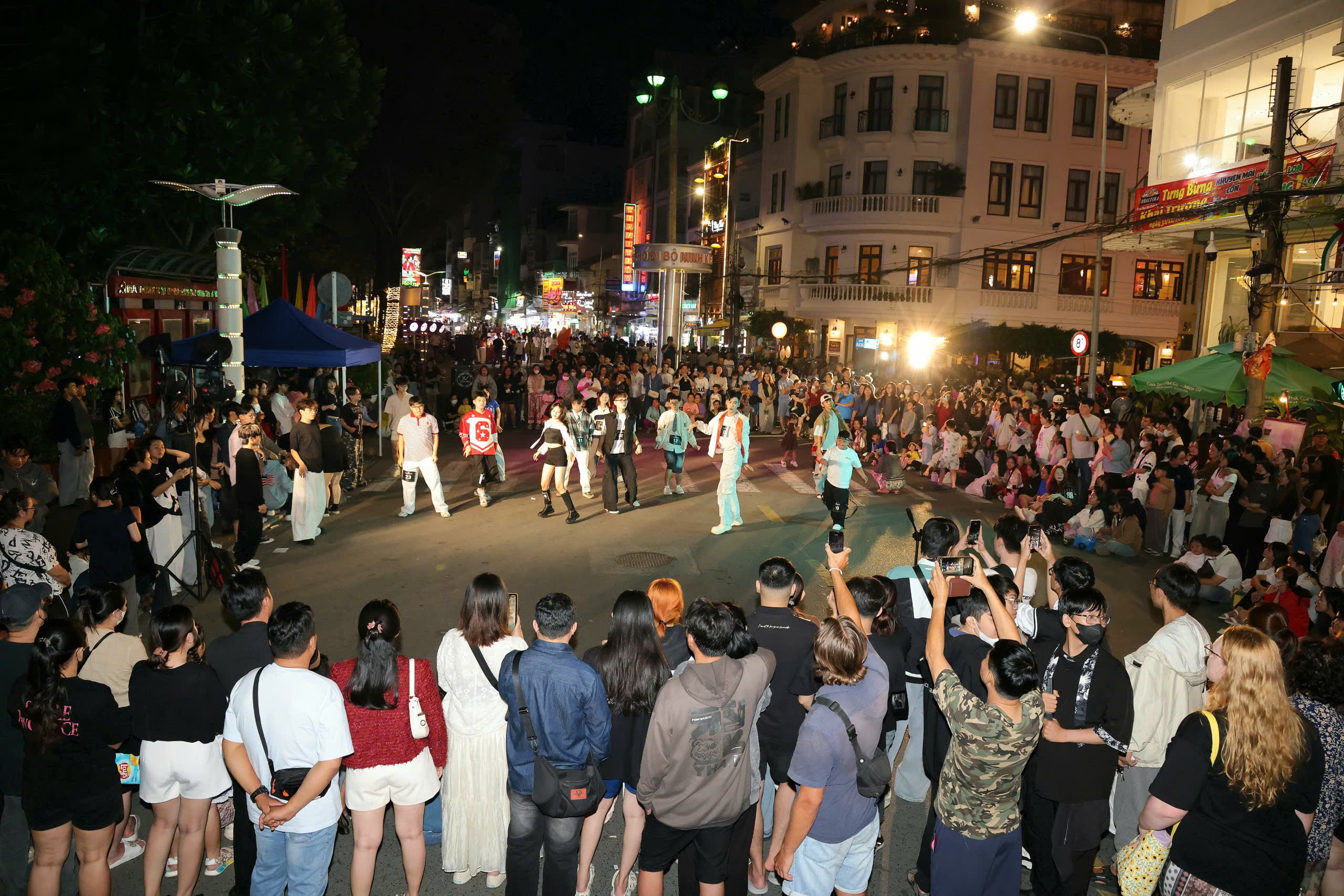 Công an cảnh báo tội phạm tại bến Ninh Kiều, chợ nổi Cái Răng  - Ảnh 2.