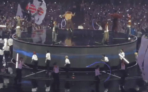 1775793401 828 San khau nhu le hoi quoc gia cua BTS 41