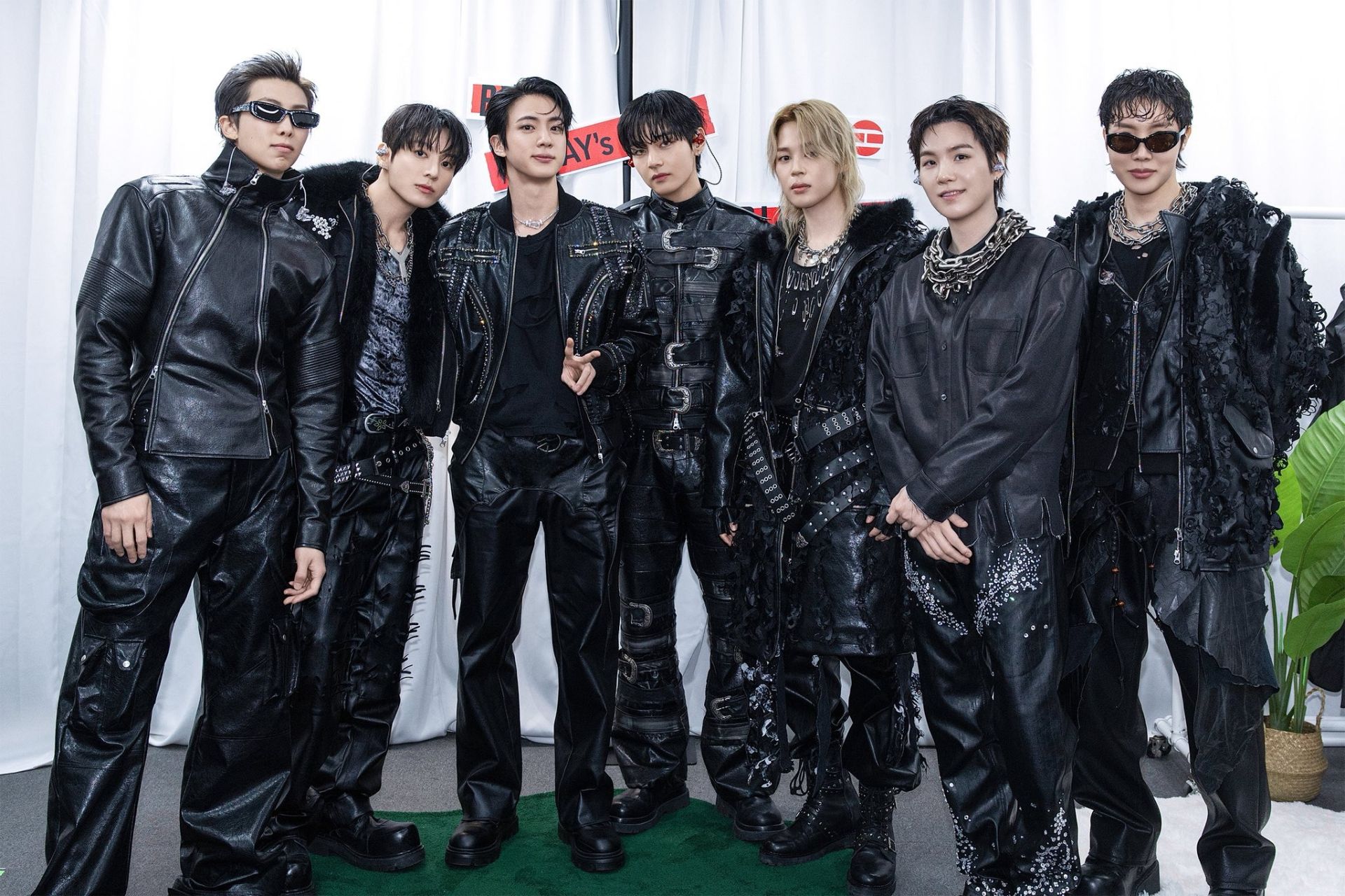 1775793405 982 San khau nhu le hoi quoc gia cua BTS 41