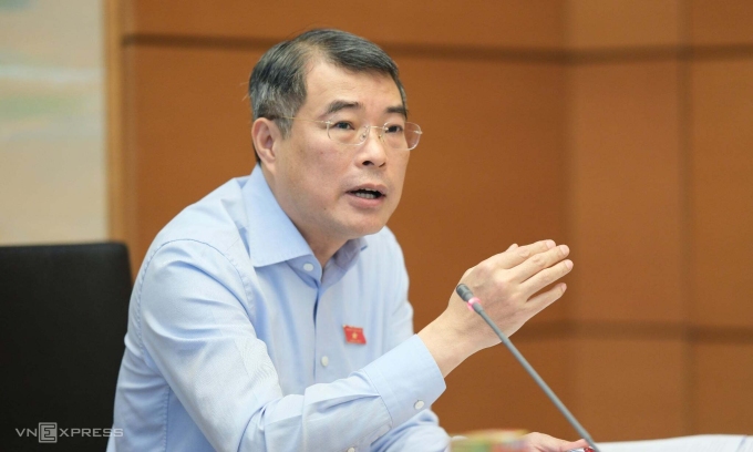 Thủ tướng Lê Minh Hưng trao đổi với các đại biểu tại phiên thảo luận tổ sáng 10/4. Ảnh: Anh Tú