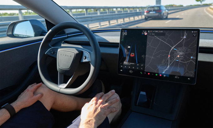 Tài xế bỏ cả hai tay khỏi vô-lăng trên xe Tesla khi kích hoạt hệ thống hỗ trợ lái tự động. Ảnh: Tesla