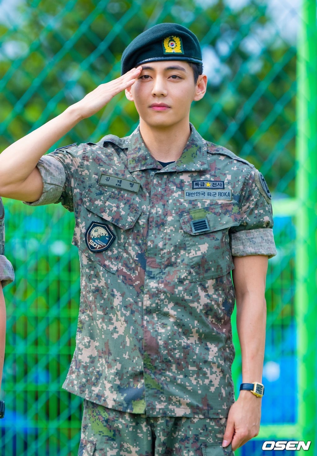 Rổ bằng chứng V (BTS) hẹn hò Jang Won Young kém 9 tuổi, showbiz xuất hiện cặp đôi đẹp nhất mọi thời đại?- Ảnh 7.