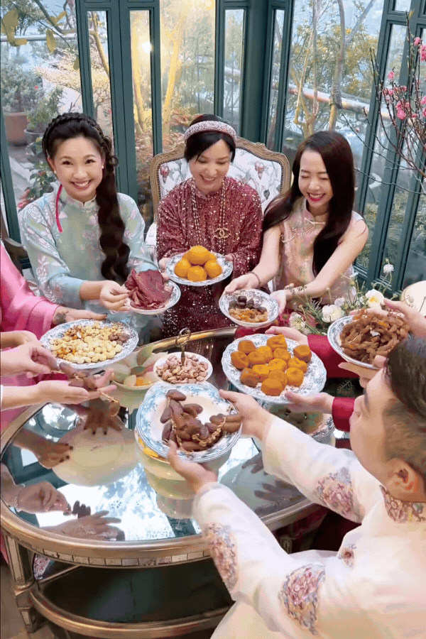 1775795778 718 Phu ba sang ngam hoa chieu hai qua toi uong