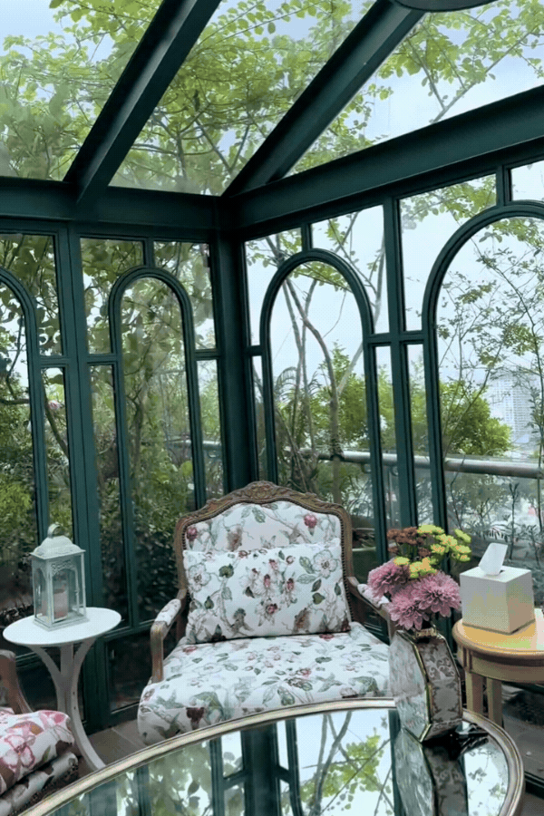 1775795782 523 Phu ba sang ngam hoa chieu hai qua toi uong