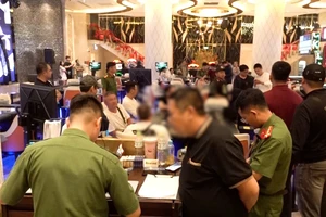 Nhiều người nước ngoài đánh bạc trái phép dưới tầng hầm khách sạn ở Nha Trang