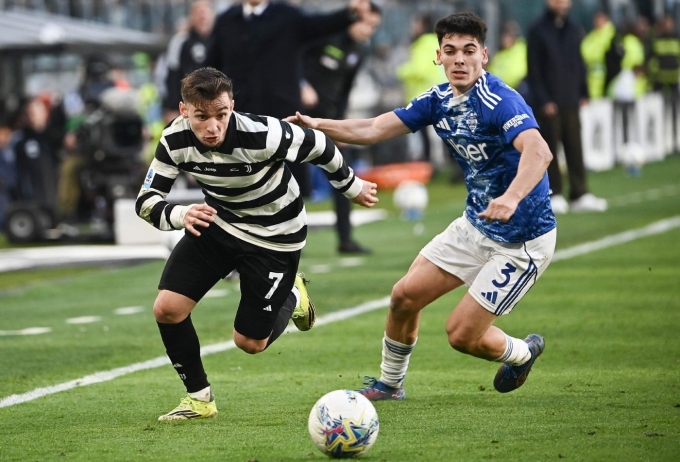 Trang phục theo hướng cổ điển của Juventus (trái) trong trận thua Como 0-2 hôm 22/2/2026. Ảnh: Juventus.com