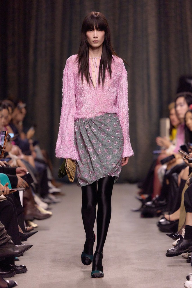 Chọn màu trang phục: Nhẹ nhàng nhưng vẫn nổi bật cho outfit thường ngày - Ảnh 4.