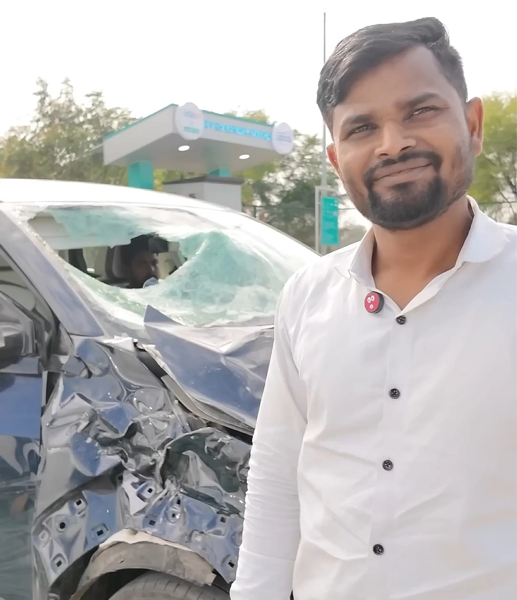 Xe điện vẫn chạy phà phà sau tai nạn nghiêm trọng - Ảnh 2.