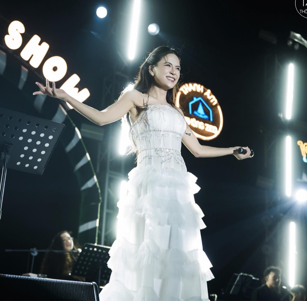 Nhạc AI phủ sóng hàng quán, trên taxi: Khán giả đang cô đơn, kiệt sức? - 4