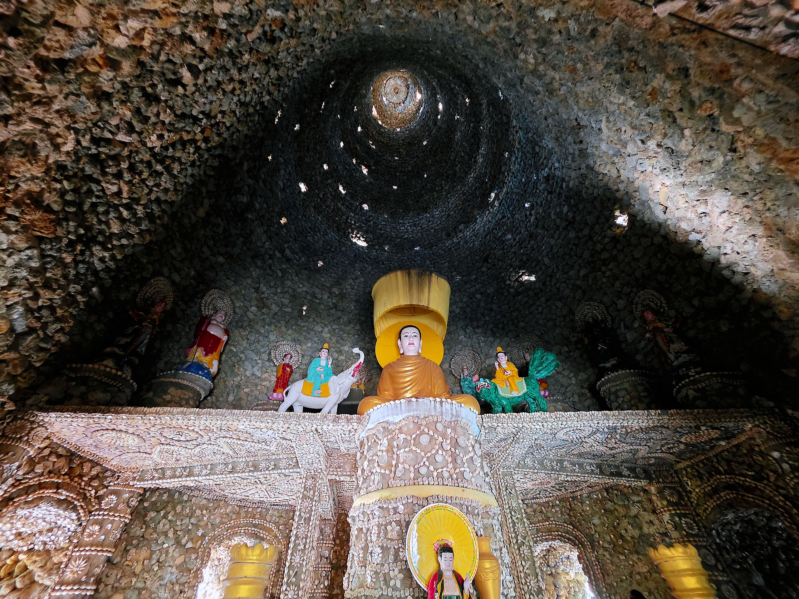 Khám phá chùa Từ Vân, kiệt tác từ san hô và vỏ ốc- Ảnh 9.