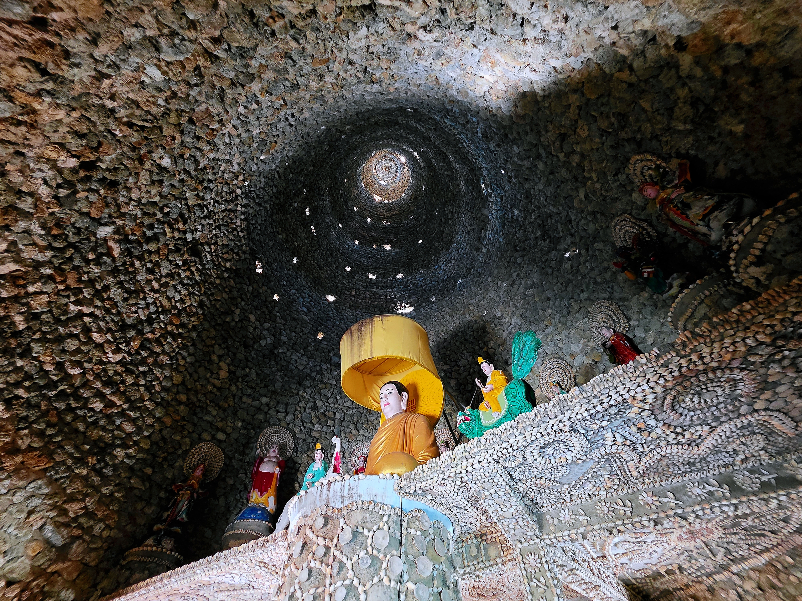 Khám phá chùa Từ Vân, kiệt tác từ san hô và vỏ ốc- Ảnh 10.