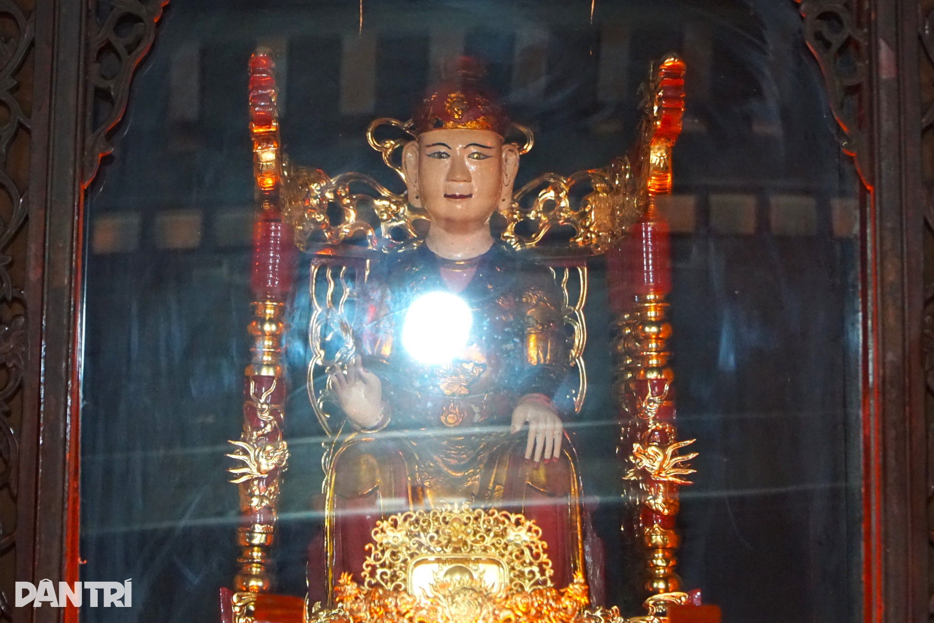 Du khách thích thú chiêm ngắm trống đồng khổng lồ ở lễ hội đền Bà Triệu - 2