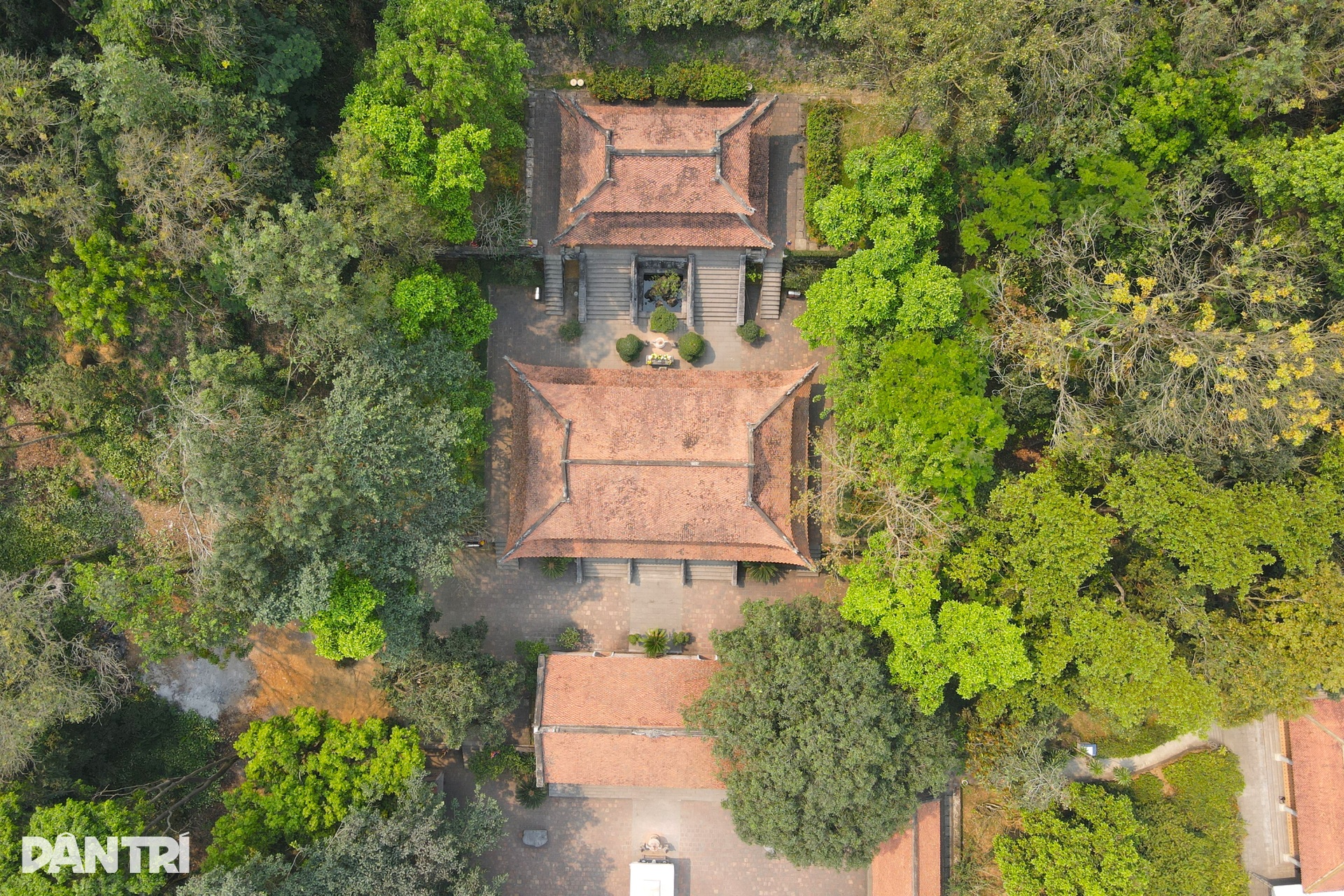 Du khách thích thú chiêm ngắm trống đồng khổng lồ ở lễ hội đền Bà Triệu - 4