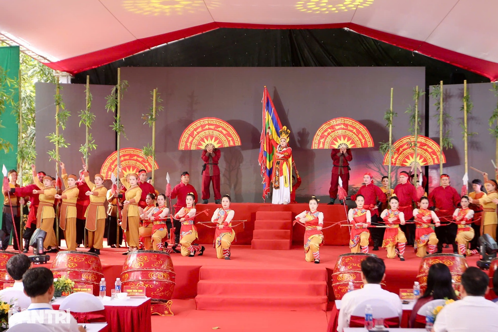 Du khách thích thú chiêm ngắm trống đồng khổng lồ ở lễ hội đền Bà Triệu - 5