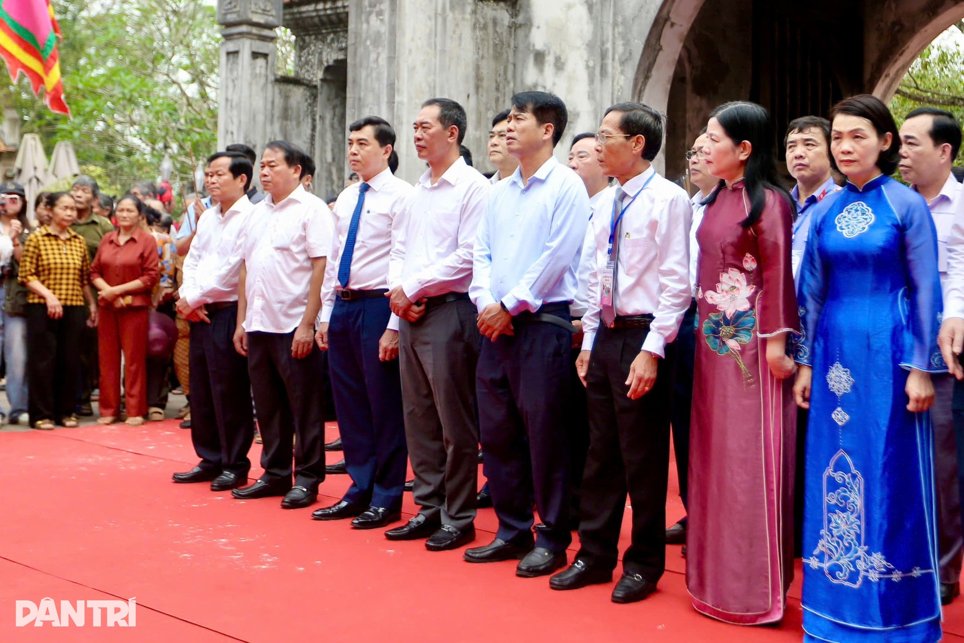 Du khách thích thú chiêm ngắm trống đồng khổng lồ ở lễ hội đền Bà Triệu - 6