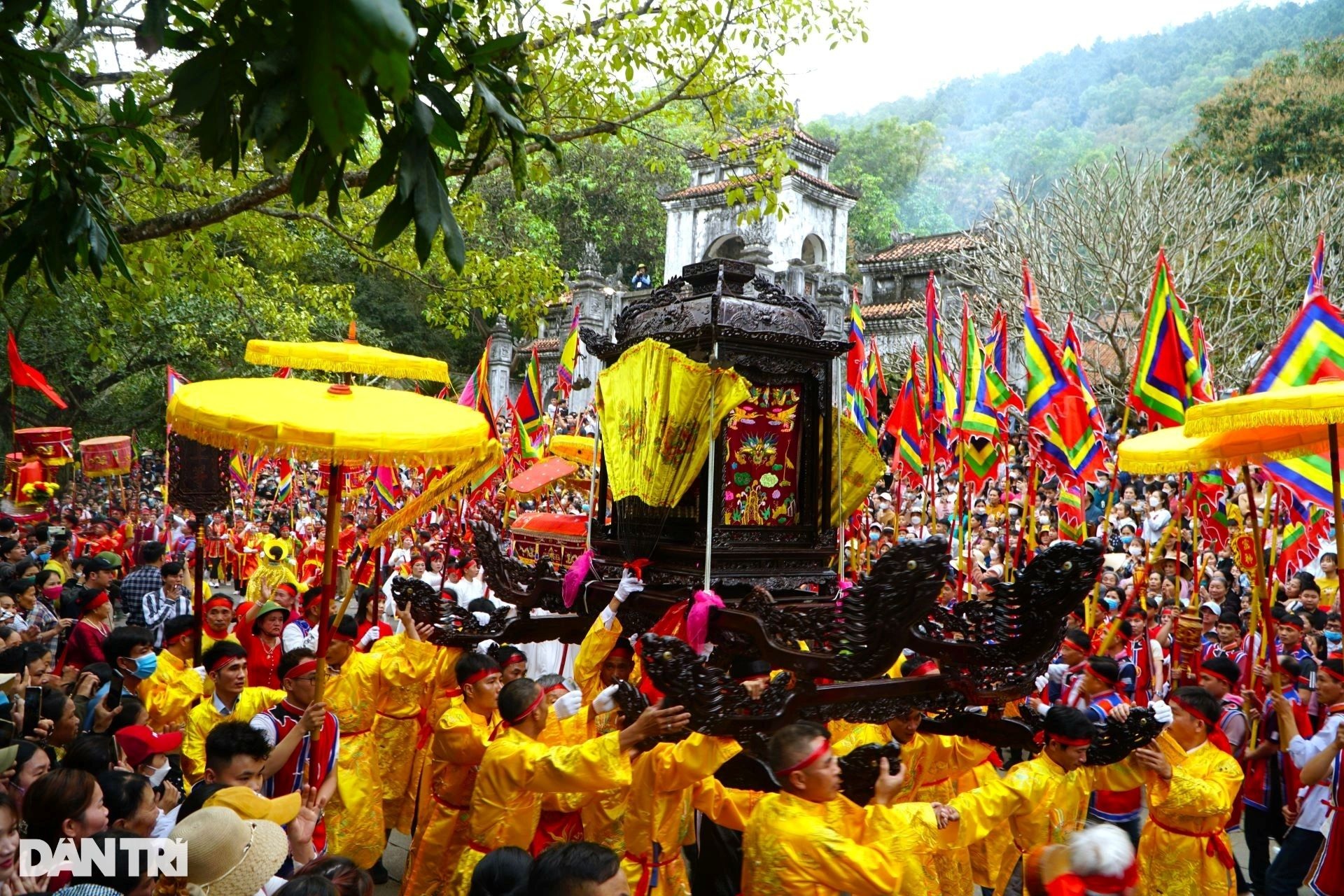 Du khách thích thú chiêm ngắm trống đồng khổng lồ ở lễ hội đền Bà Triệu - 7