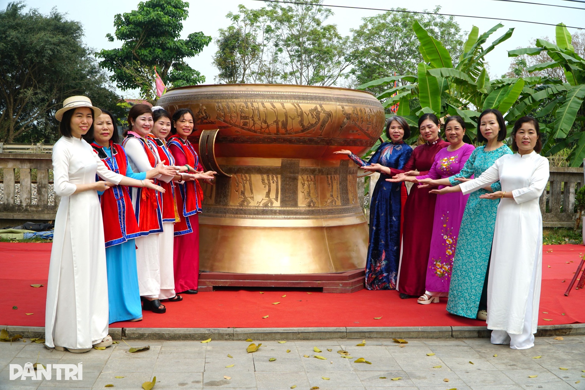 Du khách thích thú chiêm ngắm trống đồng khổng lồ ở lễ hội đền Bà Triệu - 8