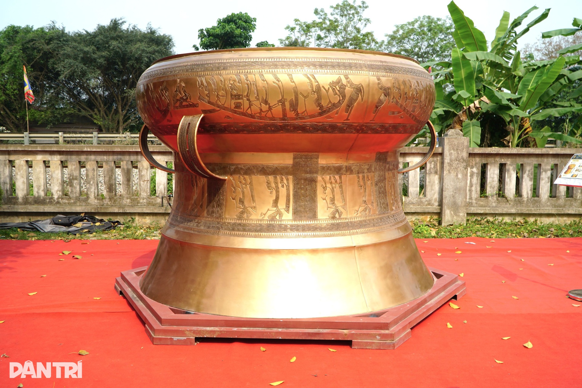 Du khách thích thú chiêm ngắm trống đồng khổng lồ ở lễ hội đền Bà Triệu - 9