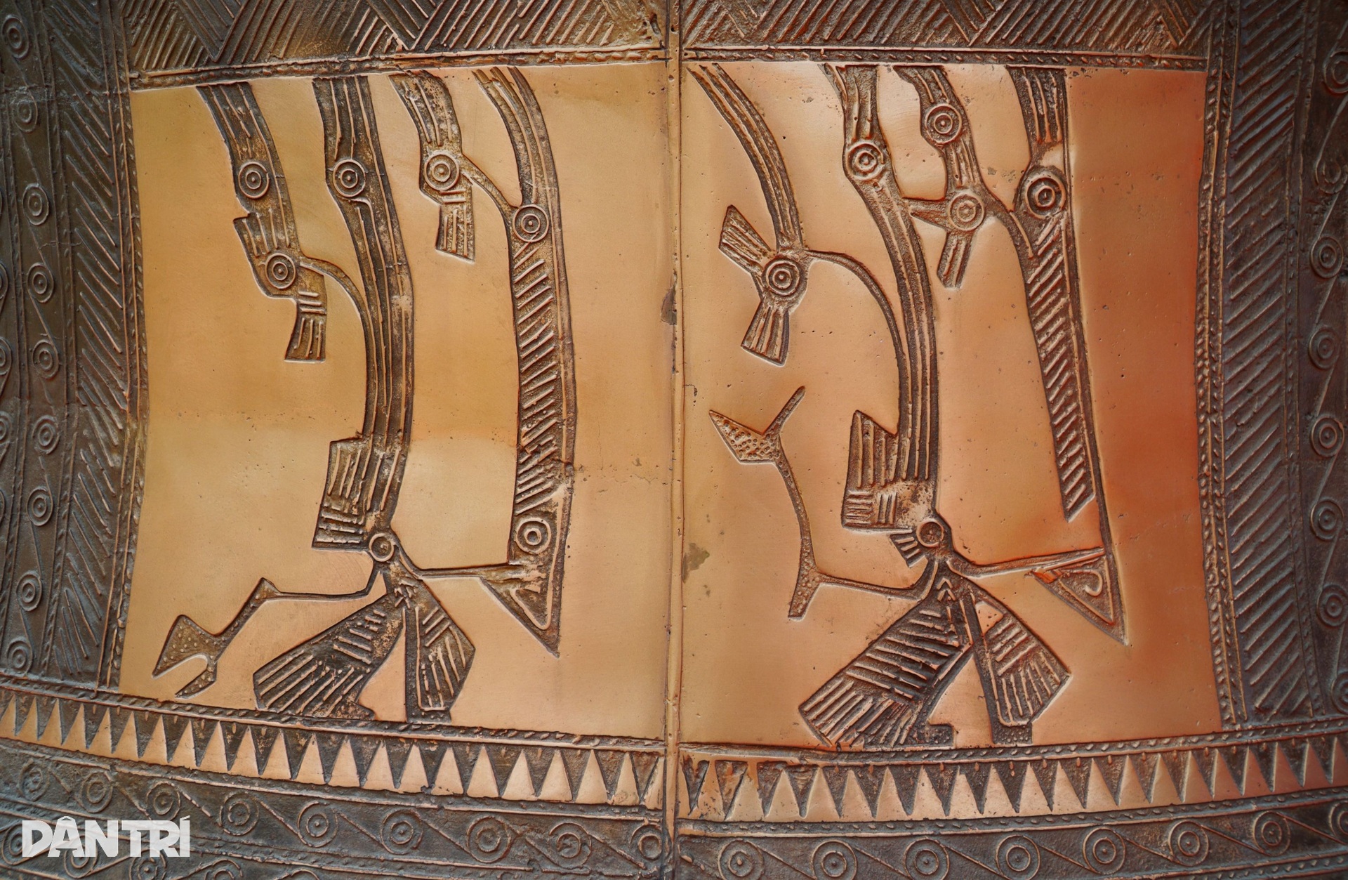 Du khách thích thú chiêm ngắm trống đồng khổng lồ ở lễ hội đền Bà Triệu - 10