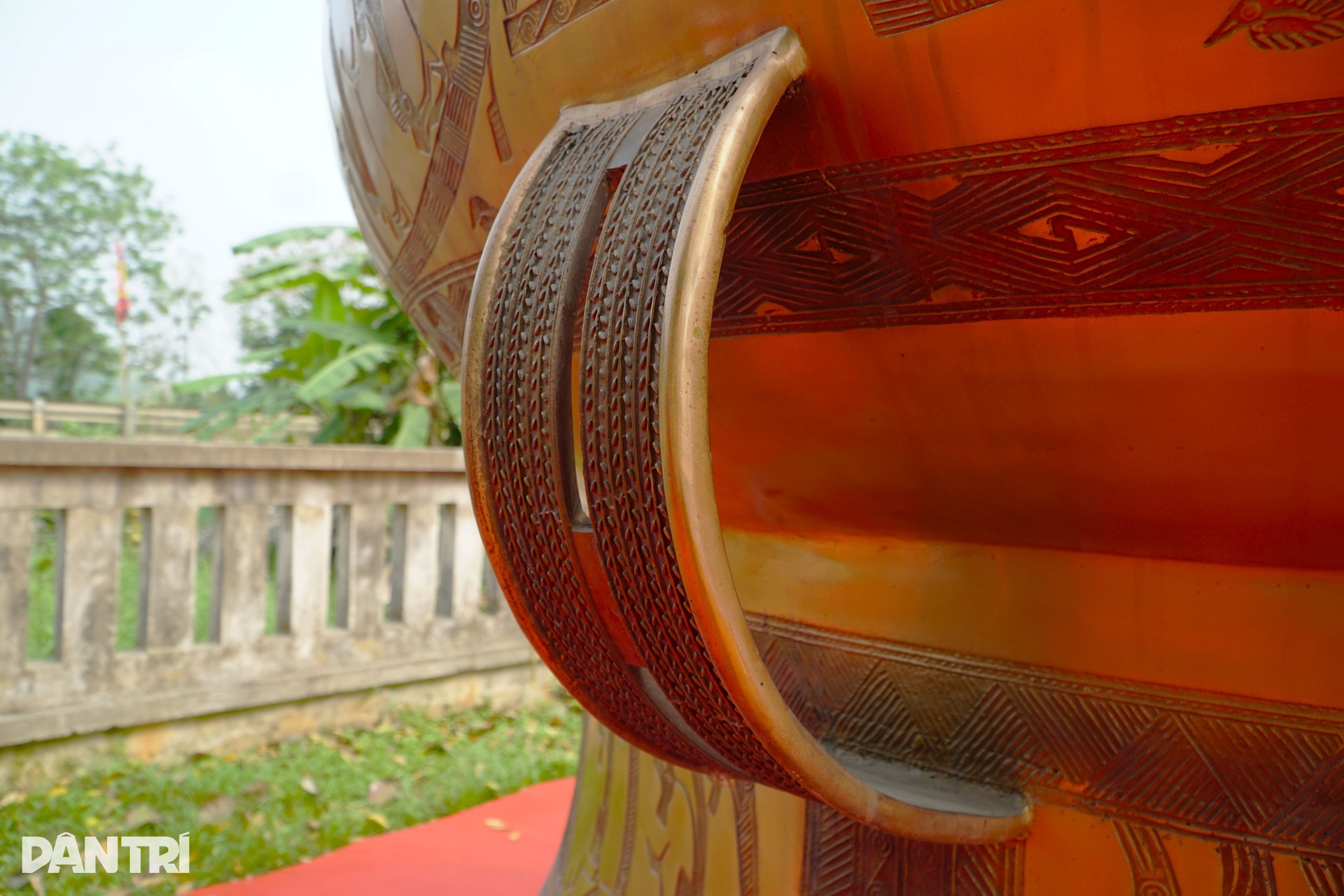 Du khách thích thú chiêm ngắm trống đồng khổng lồ ở lễ hội đền Bà Triệu - 11