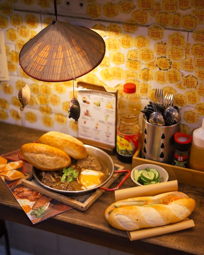 Tiệm bánh mì khu phố cổ hút khách Tây xếp hàng chờ mua 3 Bánh mì kẹp có giá từ 35.000 đồng còn bánh mì chảo dao động từ 65.000 - 80.000 đồng tùy lựa chọn nhân ăn kèm. Ảnh: Tony Valete