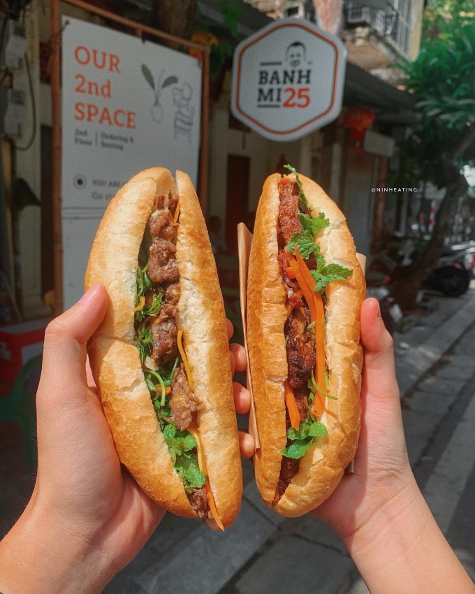 Tiệm bánh mì khu phố cổ hút khách Tây xếp hàng chờ mua 4 Bánh mì kẹp được phục vụ kèm rau thơm, đồ chua, giúp cân bằng hương vị và chống ngán. Ảnh: ninheating