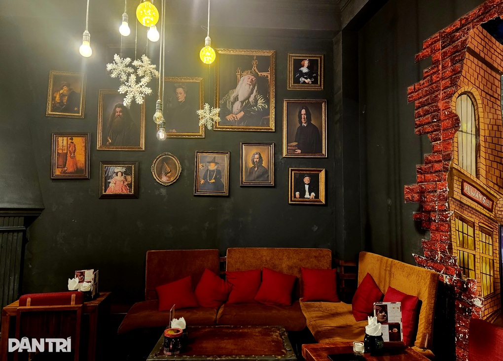 Quán cà phê Hà Nội cho khách nhập vai phù thuỷ, khách Tây check-in liên tục - 2