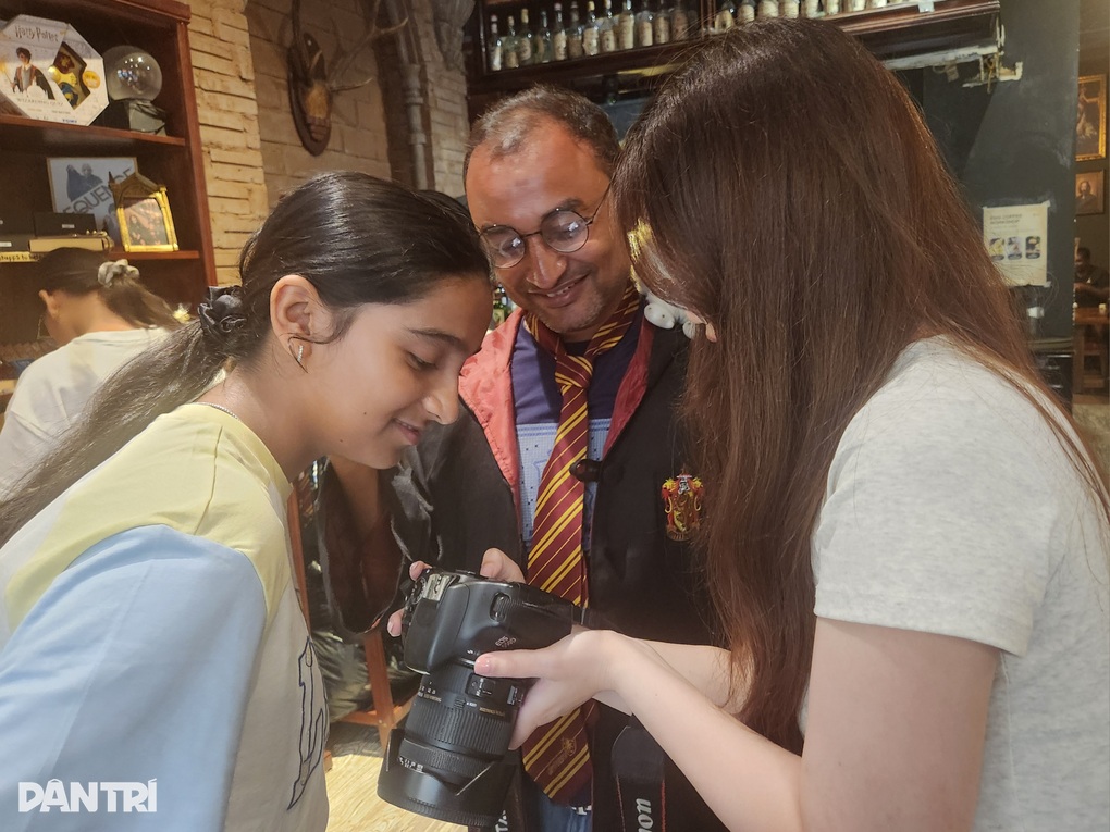 Quán cà phê Hà Nội cho khách nhập vai phù thuỷ, khách Tây check-in liên tục - 5